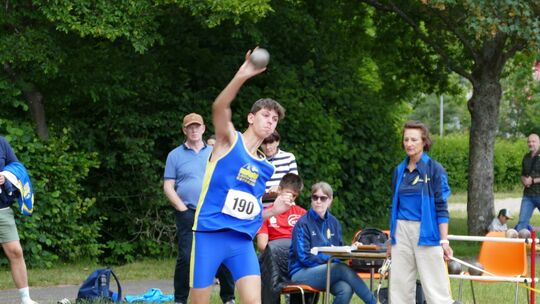 Noah Schiele stieß die Kugel in Kaiserslautern auf 11,83 Meter. Damit verpasste er als Vierter das Siegerpodest lediglich um 3 Z