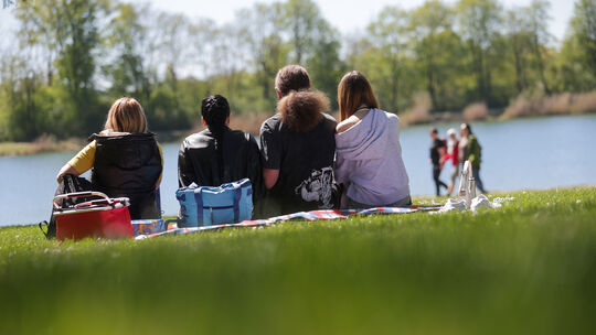 Ein Picknick im Freien kann in den Sommermonaten eine schöne Aktivität sein.