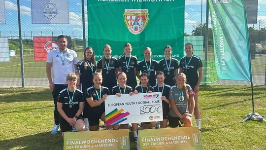 Die B-Mädchen des SV Diez-Freiendiez sicherten sich Andernach den Rheinlandmeister-Titel. Hintere Reihe von links:
Trainer Maxim