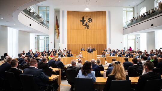 Bei der ersten ersten regulären Sitzung des neuen Landtags hielt am Dienstag Ministerpräsident Gordon Schnieder (CDU) seine erst