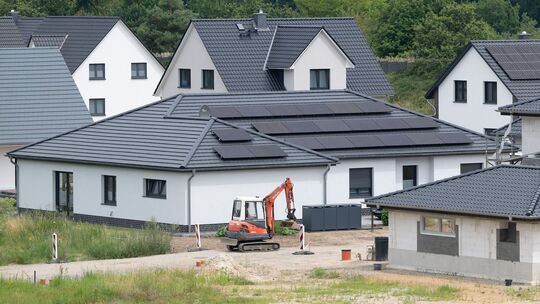 Neubauhäuser stehen in einem Wohngebiet Neubauhäuser stehen in einem Wohngebiet
