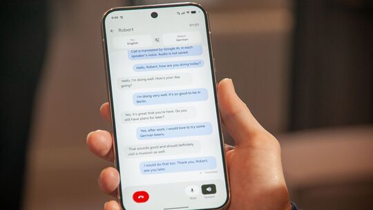 Ein Mann hält das Android-Smartphone Google Pixel 10