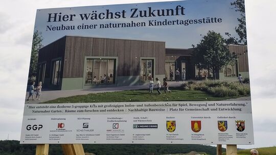 „Hier wächst Zukunft": Das Bauschild am Klingelbacher Ortseingang an der L322 ist nicht zu übersehen.