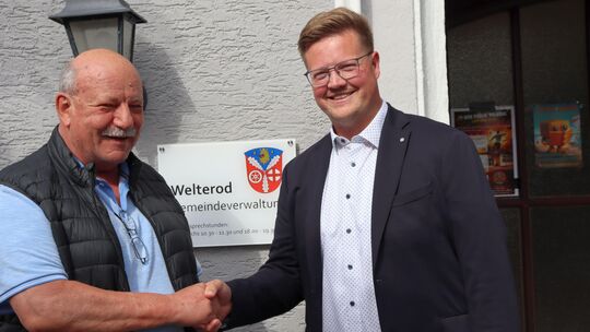 Handschlag am Welteroder Bundeshaus: Willi Kehraus (links) übergibt an Tobias Roth.