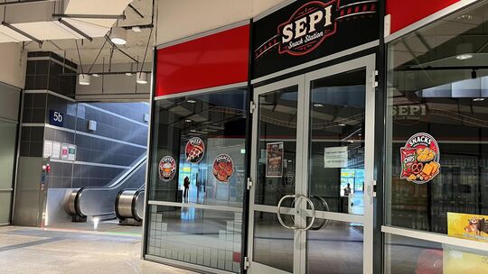 Der Kiosk im ICE-Bahnhof Montabaur heißt nun "Sepi Snack Station".