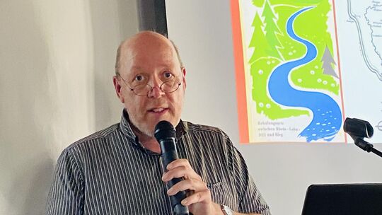 Mit großer Fachkompetenz referierte der Hachenburger Stadtarchivar Jens Friedhoff zum Thema „ReiseZeit und Reiselust um 1900“. D