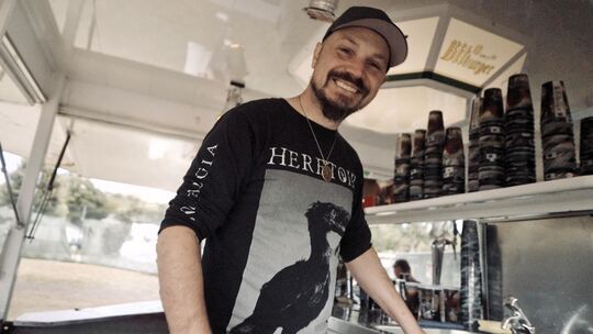 Mahlstrom-Veranstalter Frederick Range ist während des Festivals auch regelmäßig hinter der Theke im Dienst.