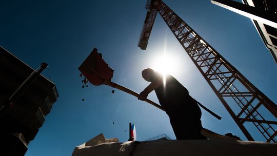 Bauarbeiter arbeitet bei Hitze auf einer Baustelle Bauarbeiter arbeitet bei Hitze auf einer Baustelle