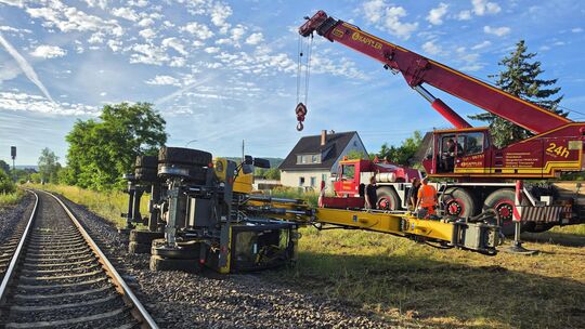 Mit Kran und Berge-Lkw rückte die Firma Kappler an, um den umgestürzten Spezialbagger zu sichern.