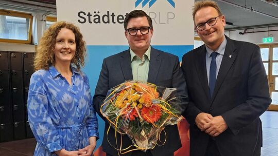 Michael Bleidt (Mitte) wird die Geschäfte des rheinland-pfälzischen Städtetages künftig gemeinsam mit Lisa Diener führen. Es gra Michael Bleidt (Mitte) wird die Geschäfte des rheinland-pfälzischen Städtetages künftig gemeinsam mit Lisa Diener führen. Es gra