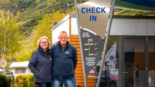 Nathalie Boesch-Merfels und ihr Mann Frank Merfels leiten die Camping- und Freizeitinsel "Mosel Islands" in Treis-Karden sowie d