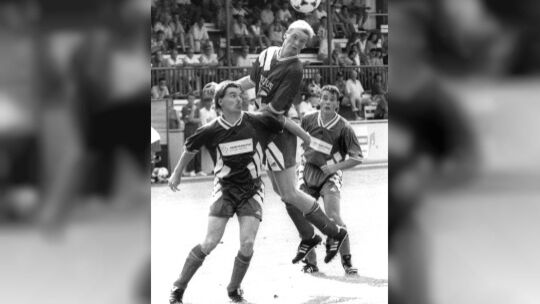 In der Saison 1995/96 kickte Wolfgang Leidig (Mitte) mit dem VfB Wissen in der Oberliga. Beim Spiel gegen die Sportfreunde Eisba