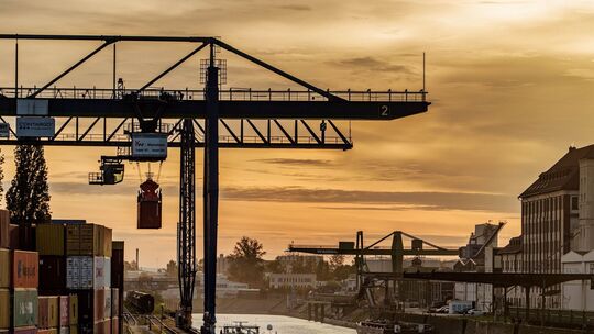 Container werden im Frankfurter Osthafen entladen
