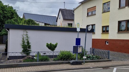 Die Bushaltestelle in Geisig blieb zweieinhalb Wochen lang verwaist, weil sie vom ÖPNV nicht angefahre wurde.