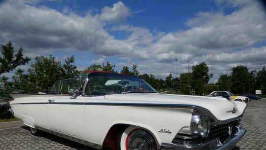 Der Buick "Le Sabre" schein unendlich lang zu sein. Auch wenn die Fotoperspektive die Fahrzeuglänge noch betont, das amerikanisc
