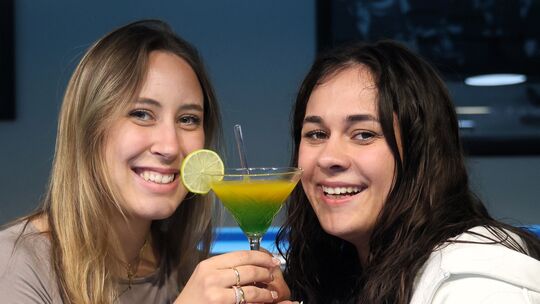 Die Koblenzer Studentinnen Chiara Genna (21) und Angelika Makarewicz (23) haben in der Neuwieder Billard-Café-Insel für unsere Z