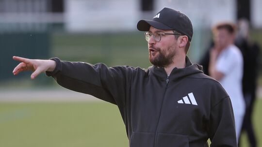 Trainer Enes Özbek gibt beim SV Windhagen auch in der Saison 2026/2027 die Richtung vor. Im Vergleich zur vergangenen Runde wird Trainer Enes Özbek gibt beim SV Windhagen auch in der Saison 2026/2027 die Richtung vor. Im Vergleich zur vergangenen Runde wird