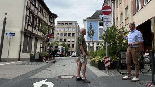 Hier geht's links ab! Ordnungsdezernent Kohl (rechts) und Grünen-Stadtrat Hermann Holste sind zuversichtlich, dass die neue Besc