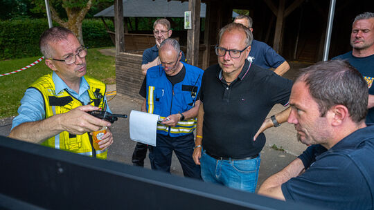 Einsatzleiter Oliver Socha (links) erläutert gemeinsam mit dem Bürgermeister der Verbandsgemeinde Kirchberg, Peter Müller (Mitte