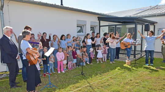 Die Kinder der Krippe begrüßten unter Anleitung von Stefanie Nitsch und deren Team die Gäste zum Krippenfest. Die Kleinen hatten