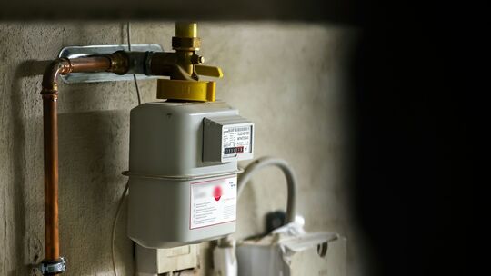Gaszähler einer Heizung hängt im Keller eines Hauses