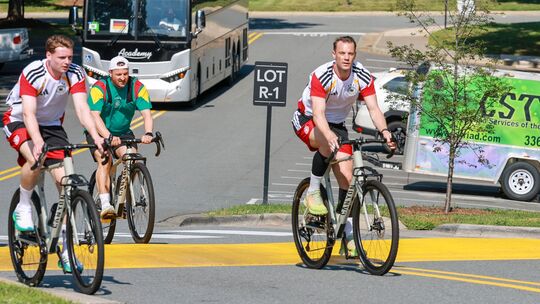 Die DFB-Torhüter Jonas Urbig (links) und Manuel Neuer (rechts) fahren mit einem Canyon-Fahrrad zum Training.