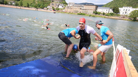 Am Moselufer vis-à-vis von Alf kommen die Triathleten beim zwölften Mittelmosel-Triathlon des TSV Bullay-Alf aus der Mosel, um a