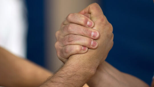 Armwrestling erfreut sich zunehmender Beliebtheit. Es hat viele Parallelen zum klassischen Armdrücken, wird aber in organisierte Armwrestling erfreut sich zunehmender Beliebtheit. Es hat viele Parallelen zum klassischen Armdrücken, wird aber in organisierte