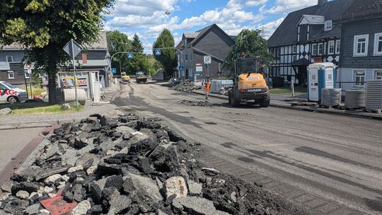 Zwölf Zentimeter tief ist die B62 in Mudersbach jetzt abgefräst. Die Glück-Auf-Straße ist nun von der Durchfahrtsstraße abgeschn
