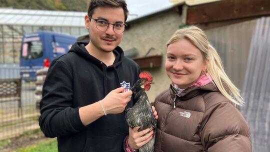Da war die Welt noch in Ordnung: Dario Weins und Eilza Hippert besuchen ihren Hahn regelmäßig bei seiner Ziehmutter in Karden.