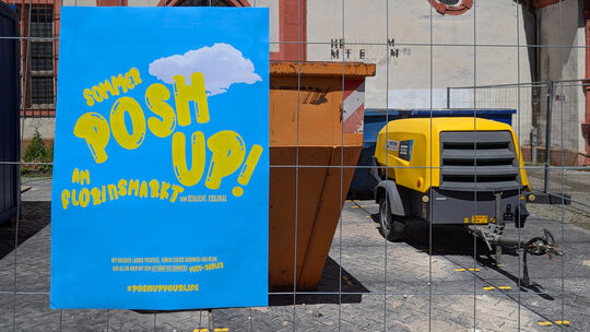 Auf der Seite vor dem Schöffenstübchen wird am Koblenzer Florinsmarkt die Pop-up-Gastronomie aufgebaut. Sie wird begleitet von B