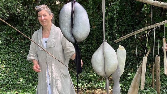 Die Künstlerin Dorothea Kirsch lädt zum wiederholten Mal zur Freilichtausstellung "Sommernachtsraum" in ihren Garten ein.