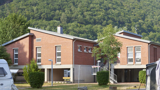 Das große Sanitärgebäude inmitten der Treiser Camping- und Freizeitinsel "Mosel Islands" soll im nächsten Winter umfassend moder