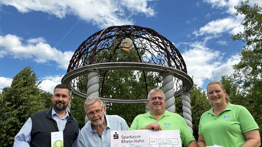 Über den gewaltigen Spendenbetrag freute sich nicht nur Wohltäter Werner Lorenz (2. von links), sondern auch Florian Knoppe (von