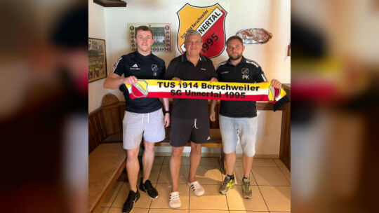 Fußball-Abteilungsleiter Luca Schäfer (links) und Pascal Kohl aus dem Vorstand der SG Unnertal begrüßen den neuen Trainer Gerd B