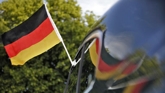Manch ein Fußballfan fährt während der Fußball-WM mit der Deutschlandflagge am Auto durch die Gegend.