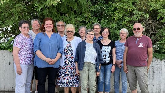 Digitalbotschafterin Sara Butterweck (3. von links), hier gemeinsam mit Mitgliedern des digitalen Stammtischs, legt ihr Ehrenamt