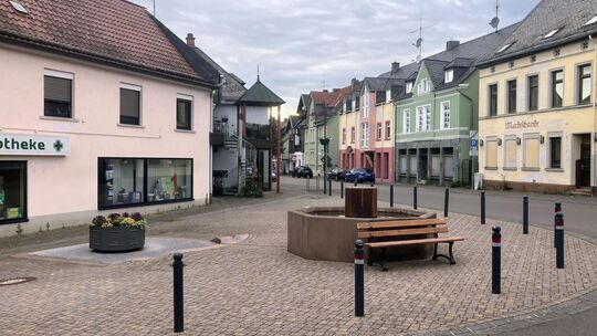 Die etwas freudlose leere Fläche des Baumholderer Marktplatzes beschäftigt die Baumholderer Stadtpolitik. Die SPD hat nun im Bau