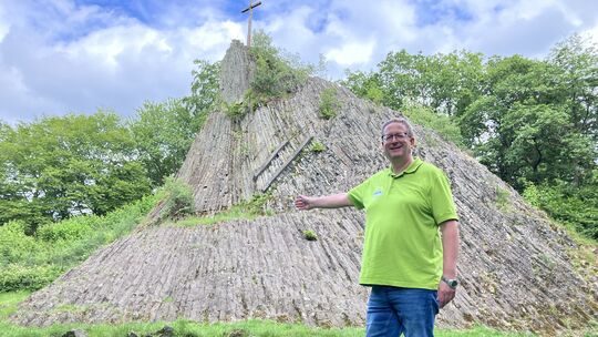 Der Touristikbeauftragte der VG Kirchen, Sven Wolff, rührt unmittelbar vor dem Druidenstein die Werbetrommel für den Druidenstei