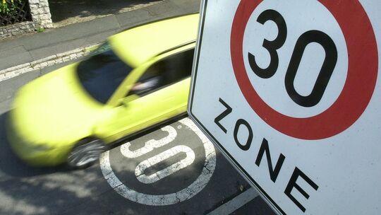 Leutesdorf wartet innerorts weiter auf die Umsetzung einer Tempo-30-Zone aus Lärmschutzgründen entlang der B42. (Symbolbild)
