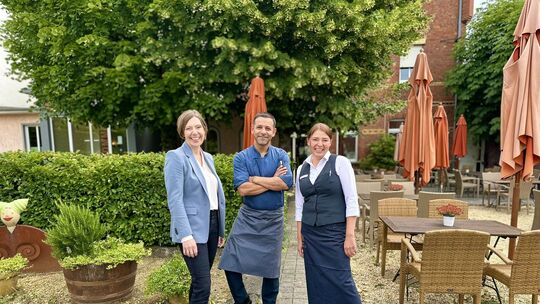 Dieses Trio blickt optimistisch in die Zukunft des Eisbach in Ransbach-Baumbach (von links): Inhaberin Christina Heinz, Küchench