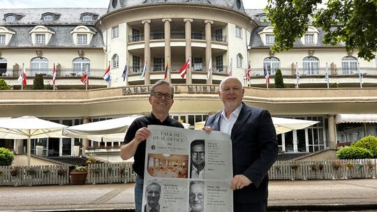 Thomas Puchan (links) und Helmut Anzer freuen sich auf die Gesprächsreihe "Talk im Oval Office", die ab September im Kurhaus sta