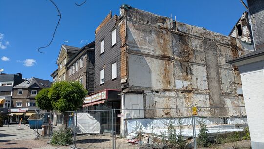 Noch heute sind die Folgen eines Brandes in der Bahnhofstraße von Betzdorf im Januar 2024 zu sehen. Der Kreis will das noch steh