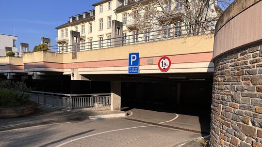 Die Einfahrt zur Tiefgarage am Goetheplatz. Sie ist ein Sanierungsfall. Zurzeit prüft die Stadt, welche Alternativen es gibt.
