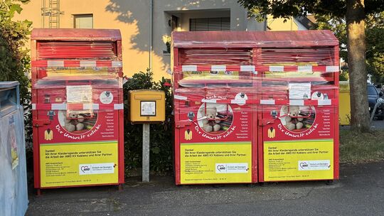 Plötzlich waren sie transparent umwickelt und gesperrt: die Altkleidercontainer in Koblenz-Rübenach. Wie die AWO mitteilt, sind