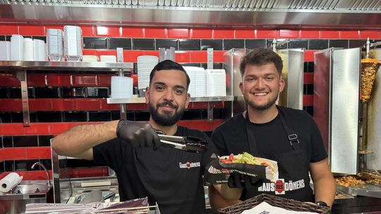 Die Döner-Werbeaktion traf ins Schwarze: Am Eröffnungstag vom Haus des Döners gingen rund 800 gefüllte Fleischtaschen für einen