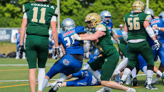Am ersten Spieltag der GFL2 zeigten die Montabaur Fighting Farmers (in Grün) den Albershausen Crusaders deutlich die Grenzen auf