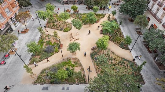 Entsiegelte und anschließend begrünte Plätze wie der Rocafort Square sollen in der spanischen Metronenmetropole Barcelona helfen