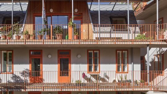 Beim Sanierungsprojekt in der Wiener Geblergasse verbinden Laubengänge, begrünte Balkone und das Solardach Wohnqualität mit deka Beim Sanierungsprojekt in der Wiener Geblergasse verbinden Laubengänge, begrünte Balkone und das Solardach Wohnqualität mit deka