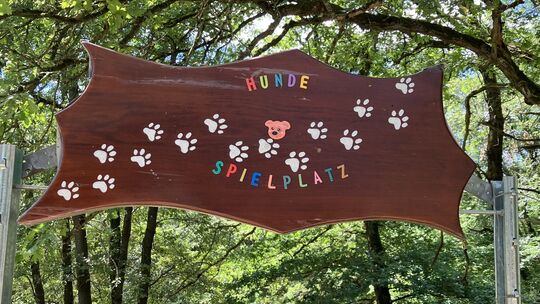 Ein Schild über dem Eingang zeigt, dass Hunde hier das Sagen haben.